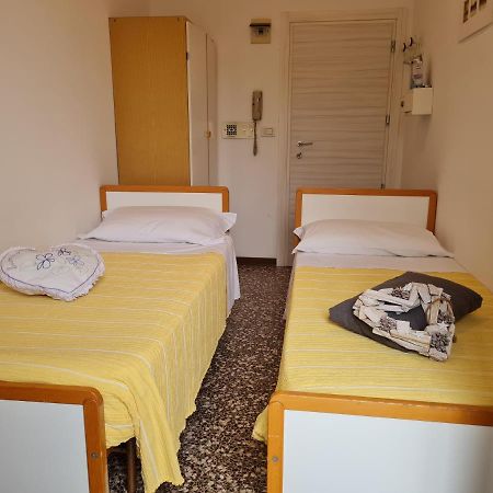 Hotel Marconi Miramare Rimini Buitenkant foto