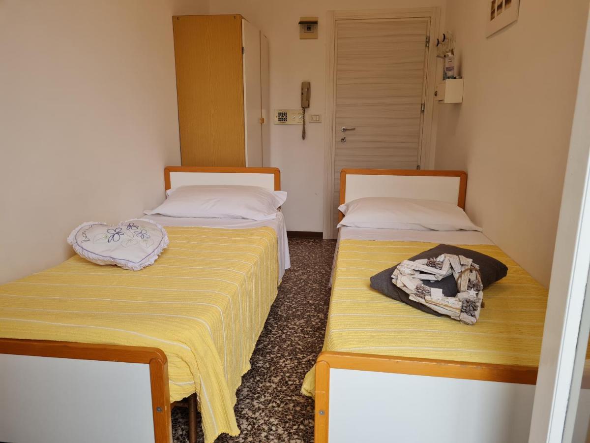Hotel Marconi Miramare Rimini Buitenkant foto