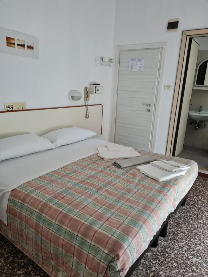 Hotel Marconi Miramare Rimini Buitenkant foto