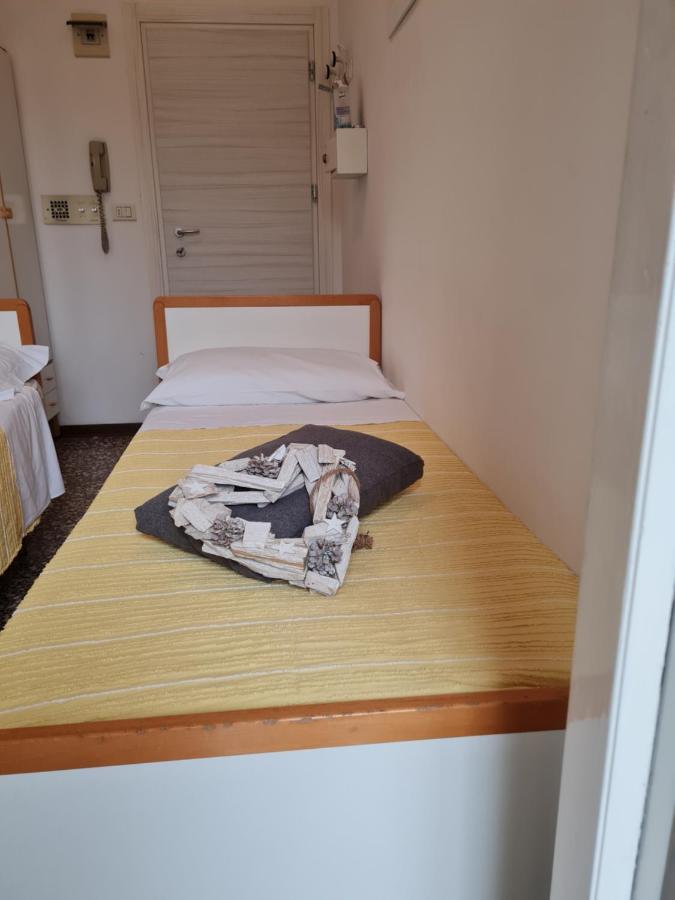 Hotel Marconi Miramare Rimini Buitenkant foto
