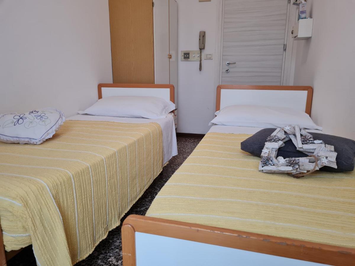 Hotel Marconi Miramare Rimini Buitenkant foto